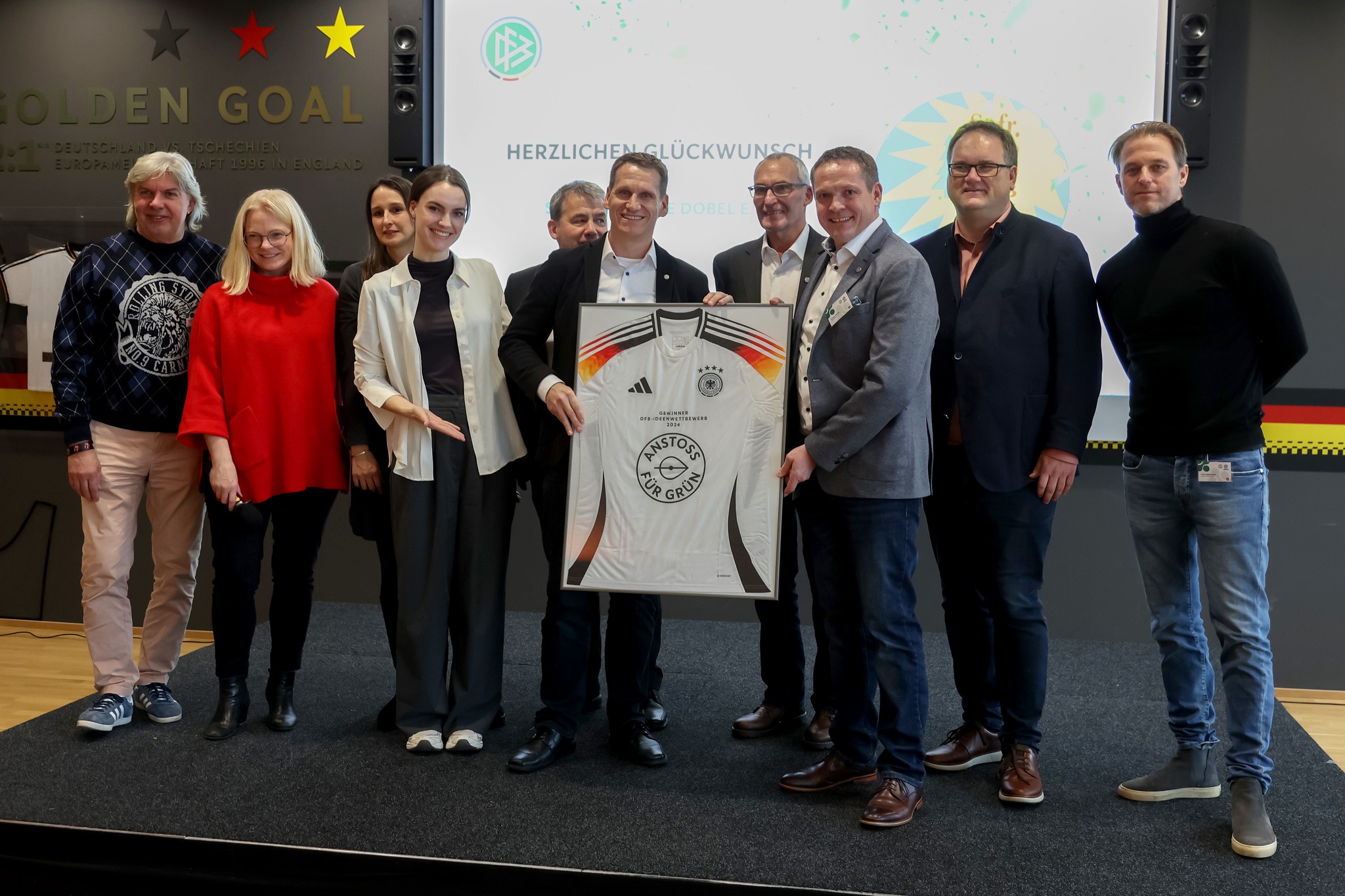 Gruppenbild mit DFB Fußballtrikot in einem Rahmen haltend während des DFB Ideenwettbewerbs